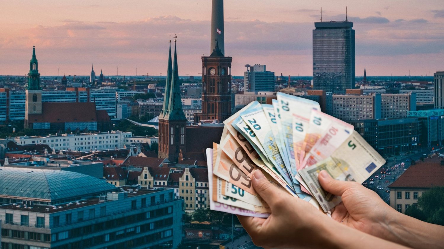 Niemiecki plan obrony cywilnej za 10 mld euro. Berlin szykuje się na najgorsze. Plik banknotów - euro na tle panoramy Berlina.