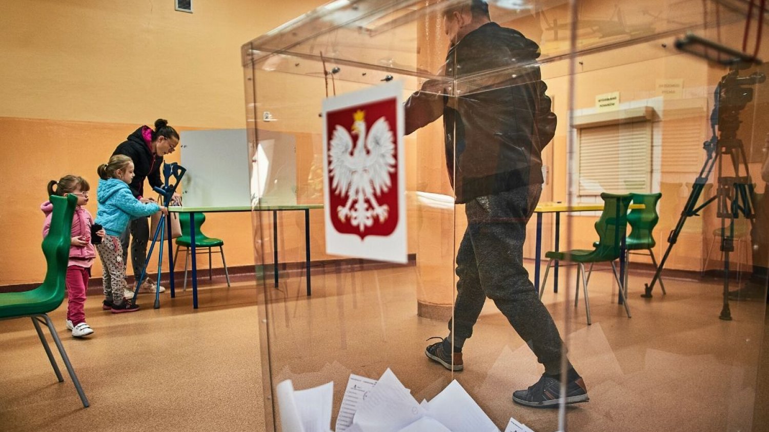 Pracownik komisji wyborczej w dwóch turach może zarobić 1 tys. zł.