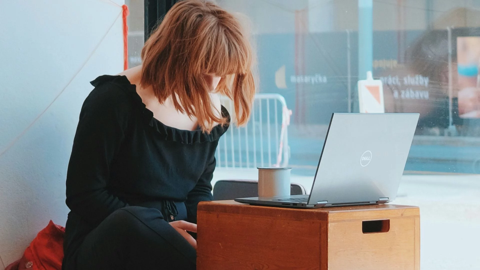 Notatnik Windows przeszedł metamorfozę. Tak z niego wyciśniesz jak najwięcej Kobieta siedząca przy laptopie. Windows 10 przestaje otrzymywać wsparcie. Nowa wersja ma kilka zalet, w tym bardzo dobrze podrasowaną aplikację Notatnik.