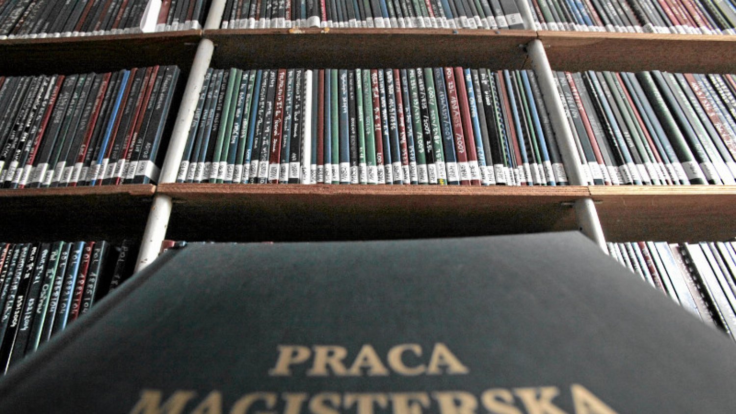 Zamiast pisania zalegających na półkach teoretycznych prac magisterskich, studenci mają skupić się na zdobywaniu praktycznej wiedzy.