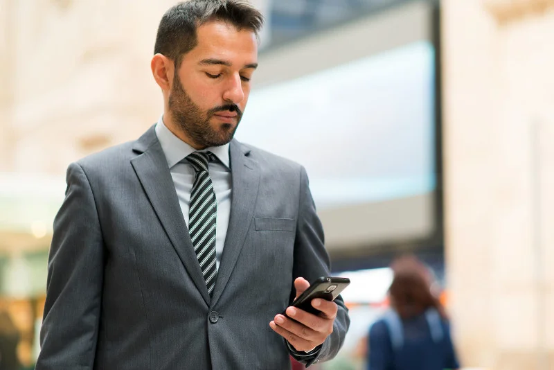 Coraz więcej firm korzysta z mobilnego internetu, ponieważ dziś sporo zadań realizuje się poza biurem - na mieście czy podczas podróży w delegacji