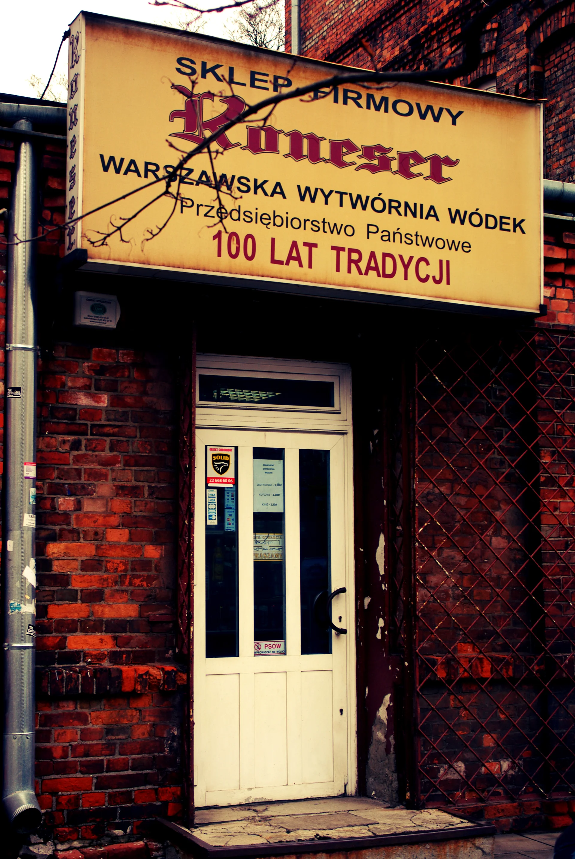 Warszawska Wytwórnia Wódek ma obok kampusu swój firmowy sklep