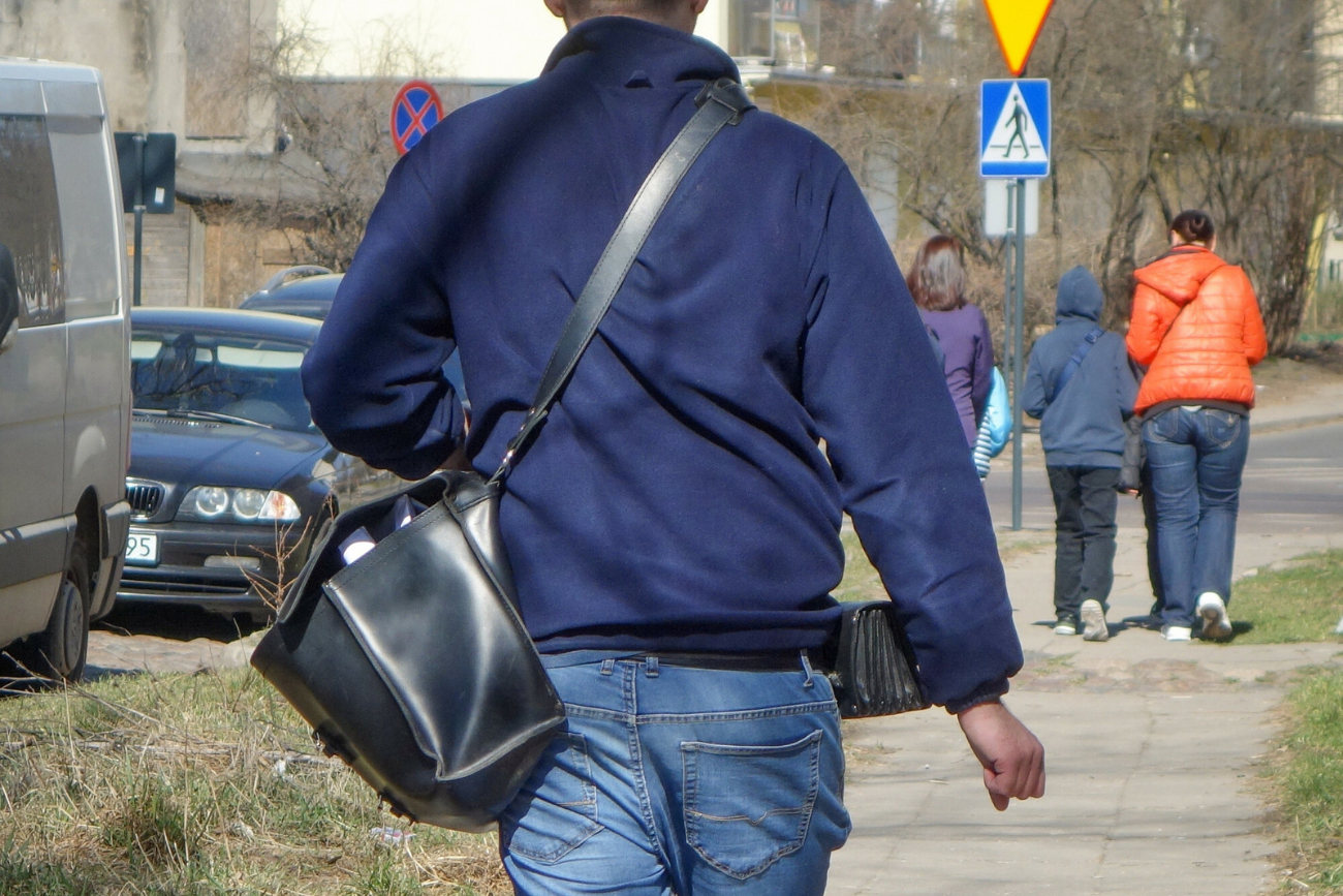 Wersja papierowa poradnika ma być sukcesywnie dostarczana do wszystkich gospodarstw domowych od września, a całość dystrybucji powinna zakończyć się przed końcem roku.