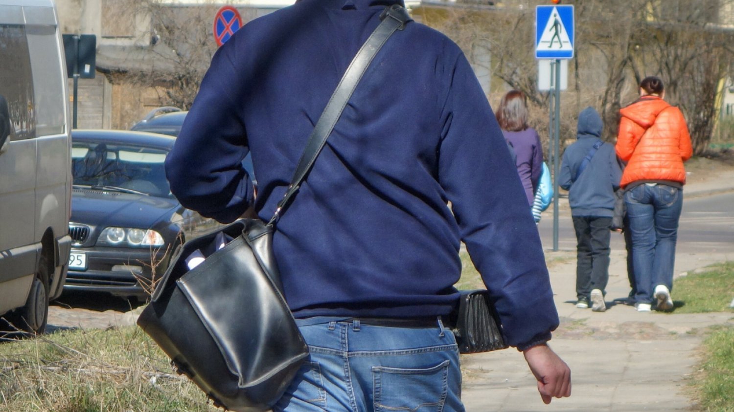 Wersja papierowa poradnika ma być sukcesywnie dostarczana do wszystkich gospodarstw domowych od września, a całość dystrybucji powinna zakończyć się przed końcem roku.