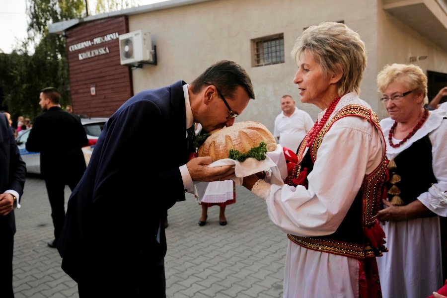 Mateusz Morawiecki już w kwietniu zapowiedział powstanie Funduszu Dróg Samorządowych. Ustawy jednak nie konsultowano, bo dotyczyła "pilnej kwestii".