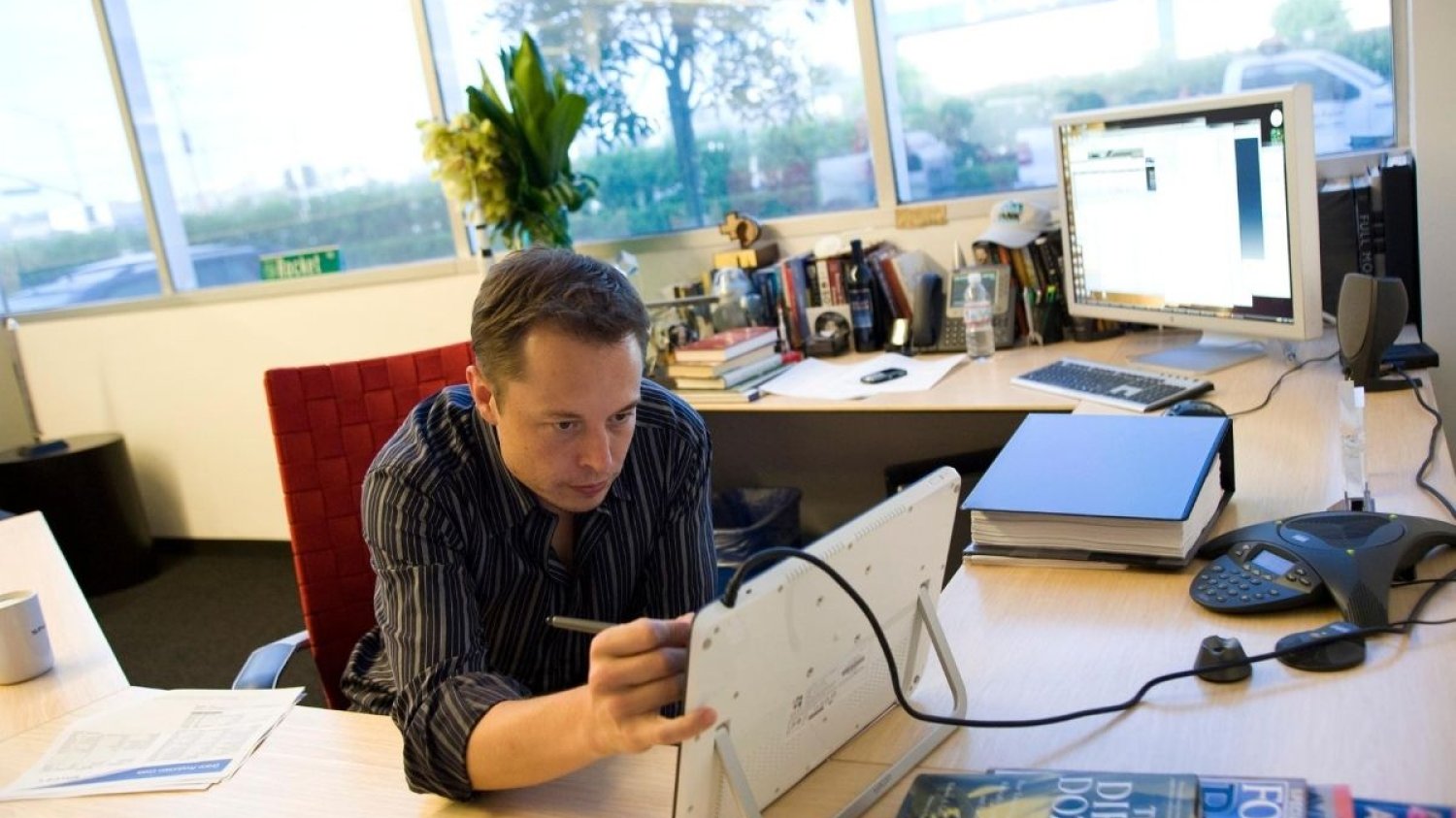 Elon Musk jest mocno zaniepokojony rozwojem sztucznej inteligencji.