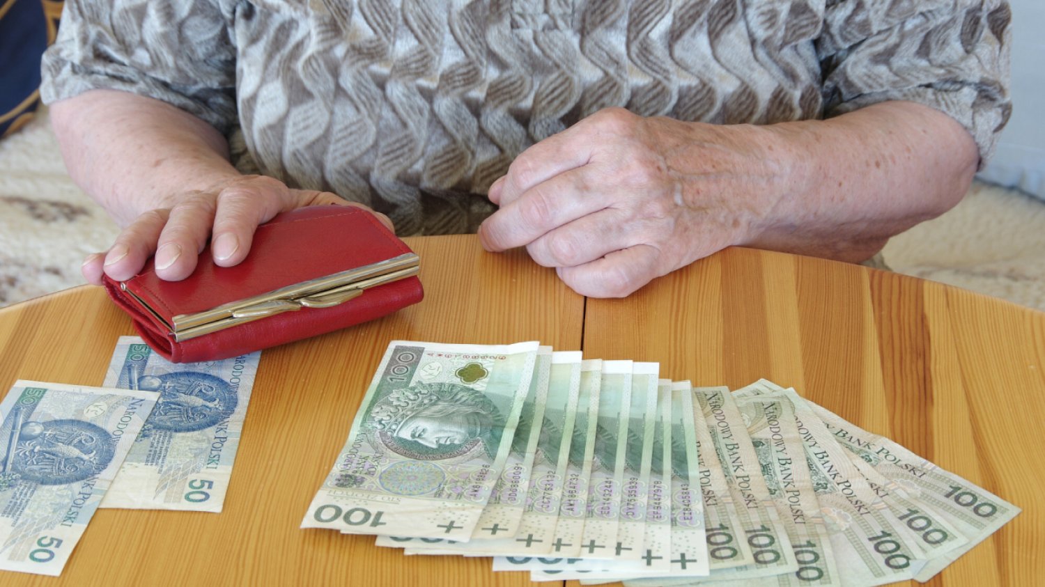 W zeszłym roku emerytury lub renty pobierało ponad 9,28 mln osób