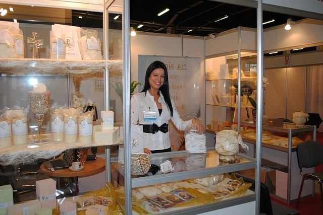 Firma braci Wierzbickich produkuje opłatki, czesto wystawia się też na targach kościelnych