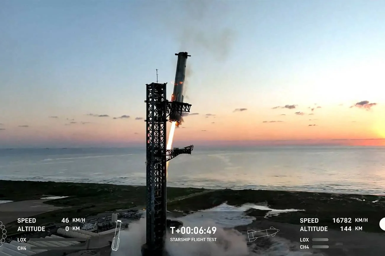 Booster Super Heavy powrócił bezpiecznie na platformę startową.