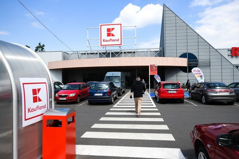 Sklep sieci Kaufland. Klient idący po pasach.