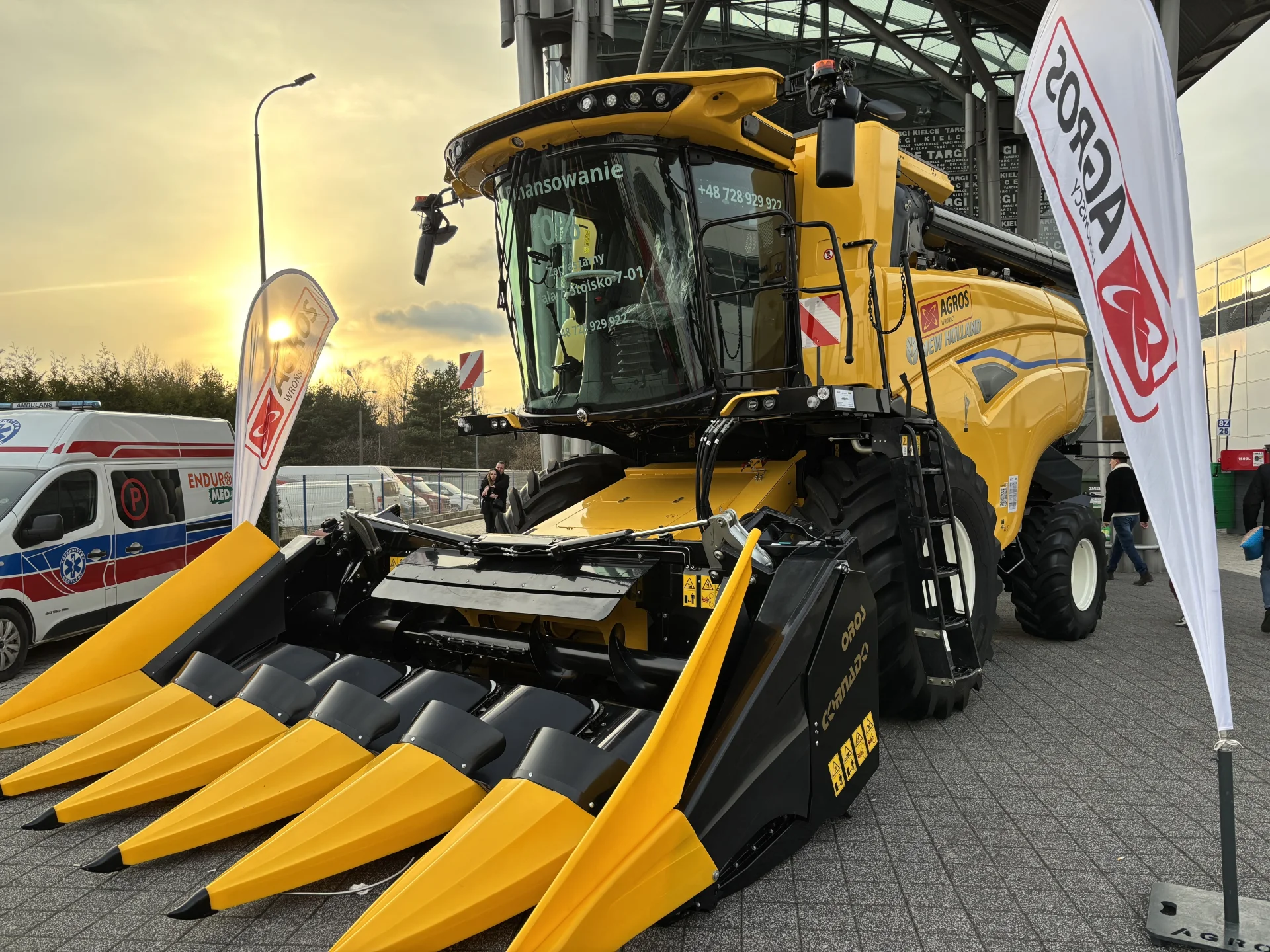 Kombajn New Holland z headerem na kukurydzę