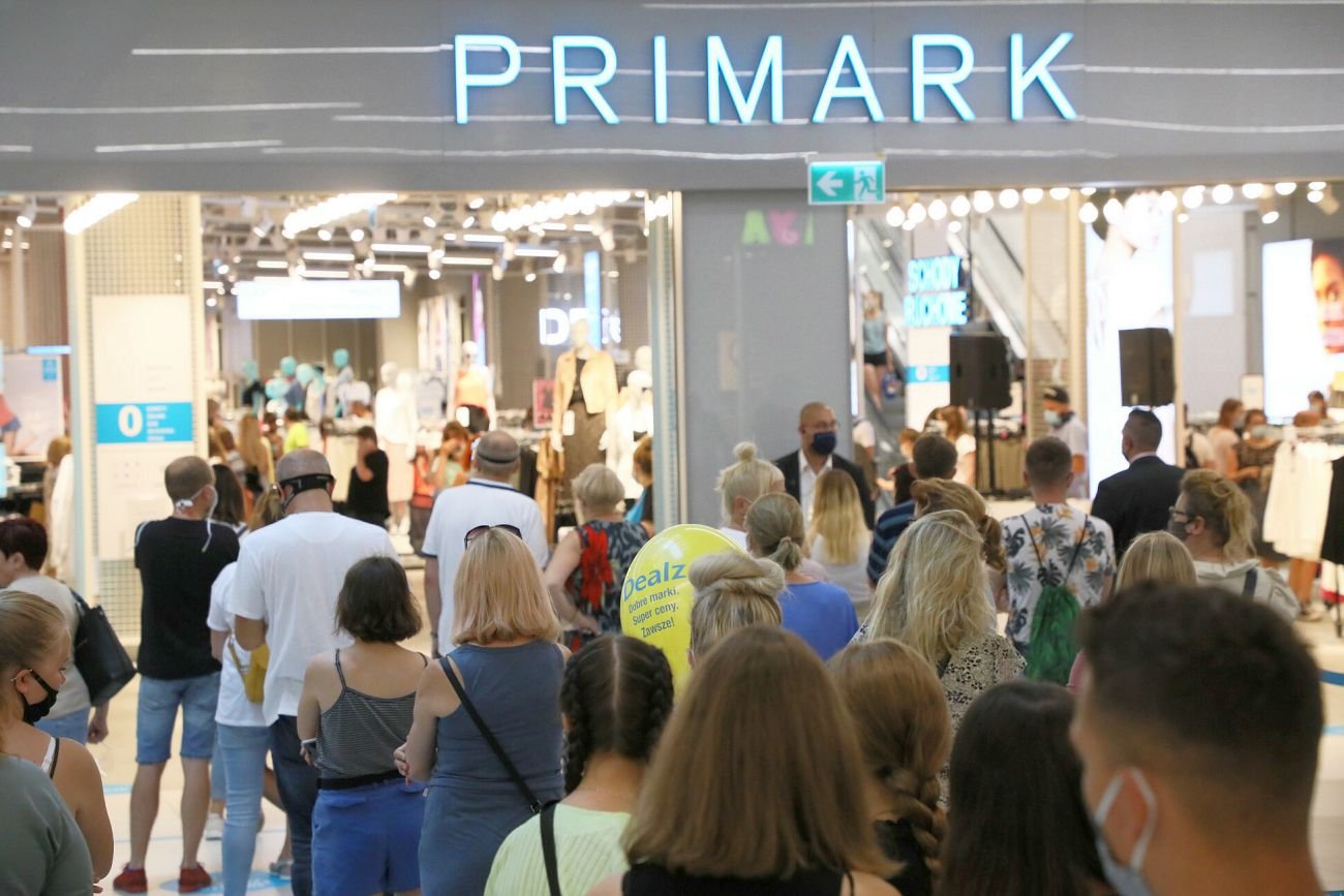 Pierwszy Primark w Polsce został otwarty w 2020 roku w warszawskiej Galerii Młociny.