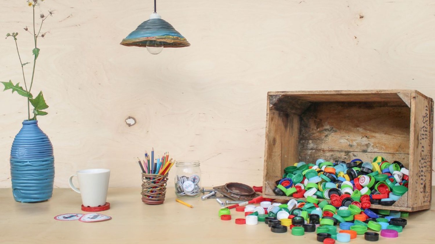Plastikowa Rewolucja to część projektu Precious Plastic. Ich cel to rozprawienie się w kreatywny sposób z plastikiem.