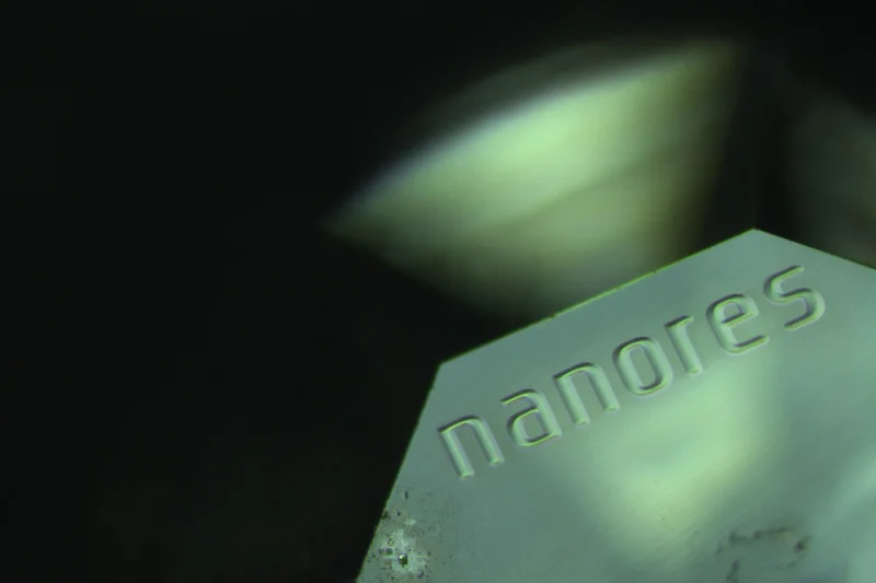 Nazwa Nanores naniesiona na kamień szlachetny technologią NanoIndividualization.