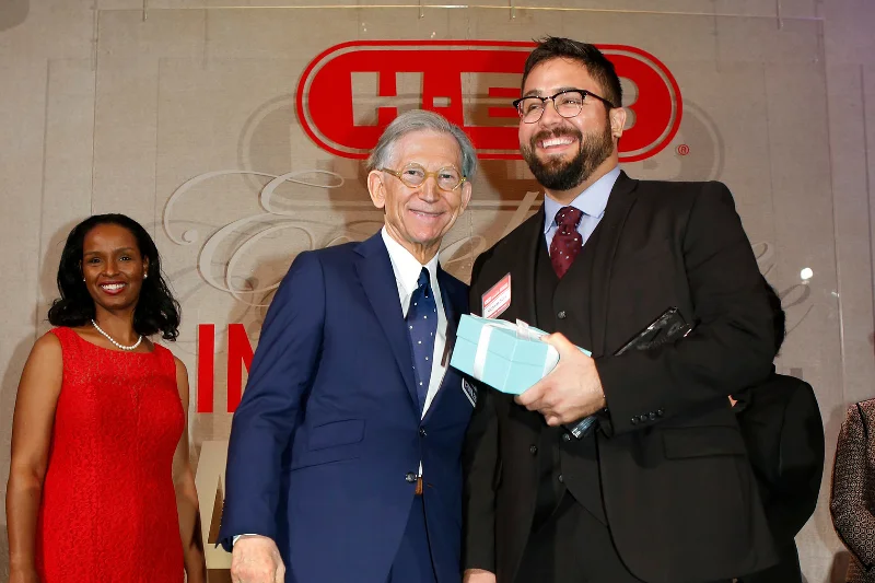 Charles Butt, szef sieci supermarketów HEB, traktuje swoich pracowników jak rodzinę, starając się, by firma, którą odziedziczył po rodzicach i dziadkach, świeciła dobrym przykładem