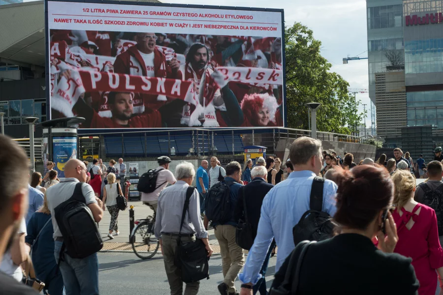 Reklamy zagrzewające reprezentację do gry to jeszcze nic, ale wizerunki zadowolonych z siebie albo triumfujących zawodników mogą działać, jak wcieranie soli w ranę.