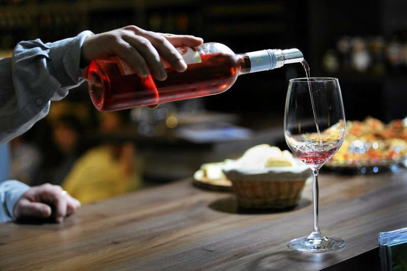 Wystarczą trzy kieliszki wina lub drinki dziennie, by znacznie zwiększyć ryzyko zachorowania na raka wątroby