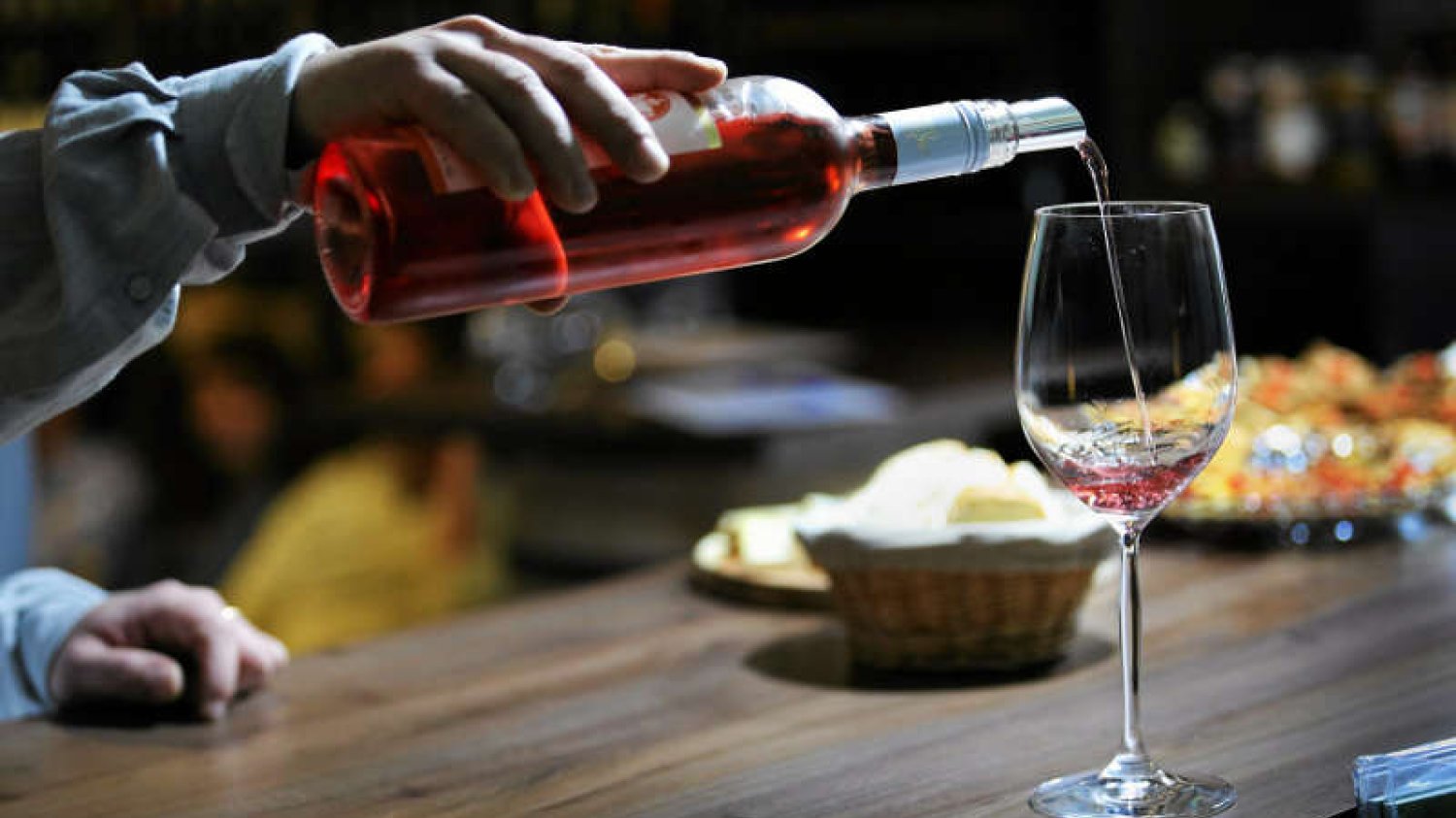 Wystarczą trzy kieliszki wina lub drinki dziennie, by znacznie zwiększyć ryzyko zachorowania na raka wątroby