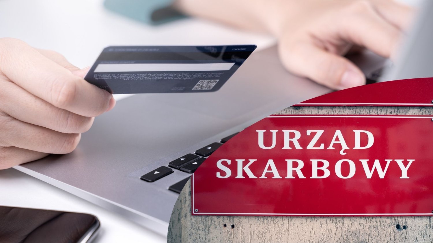 Osoba korzystająca z laptopa trzymająca kartę płatniczą i wklejona w rogu tabliczka Urzędu Skarbowego. Nie wpisuj tego w tytule przelewu. o jak krzyknięcie "BOMBA" na lotnisku.