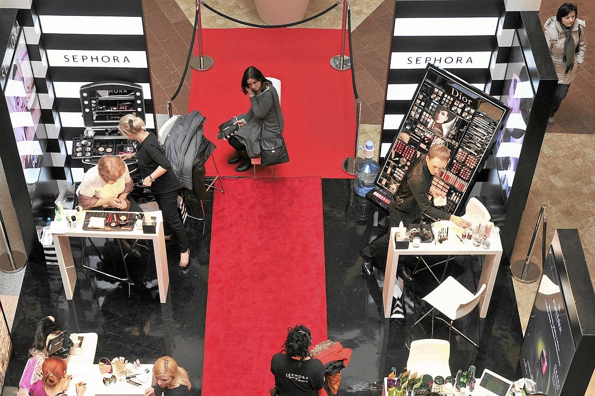 W niektórych sklepach Sephora możesz wybrać koszyk, który da znać obsłudze, czy potrzebujesz pomocy