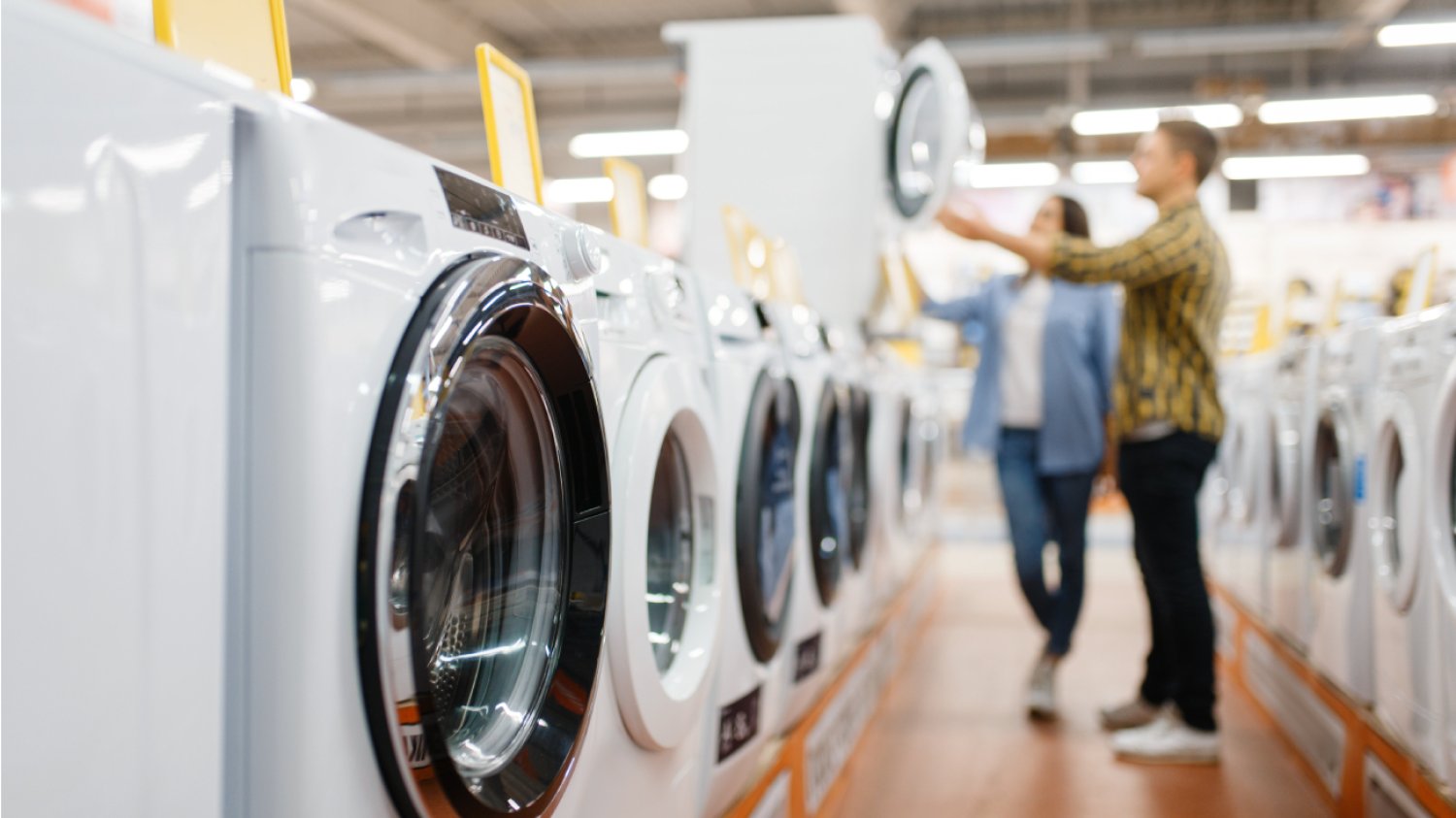 para wybiera lodówkę w sklepie z elektroniką RTV AGD