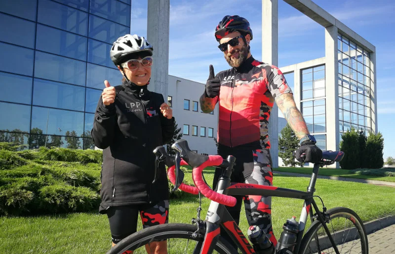 Pracownicy LPP szlifują rowerową formę i jednocześnie pomagają dzieciom