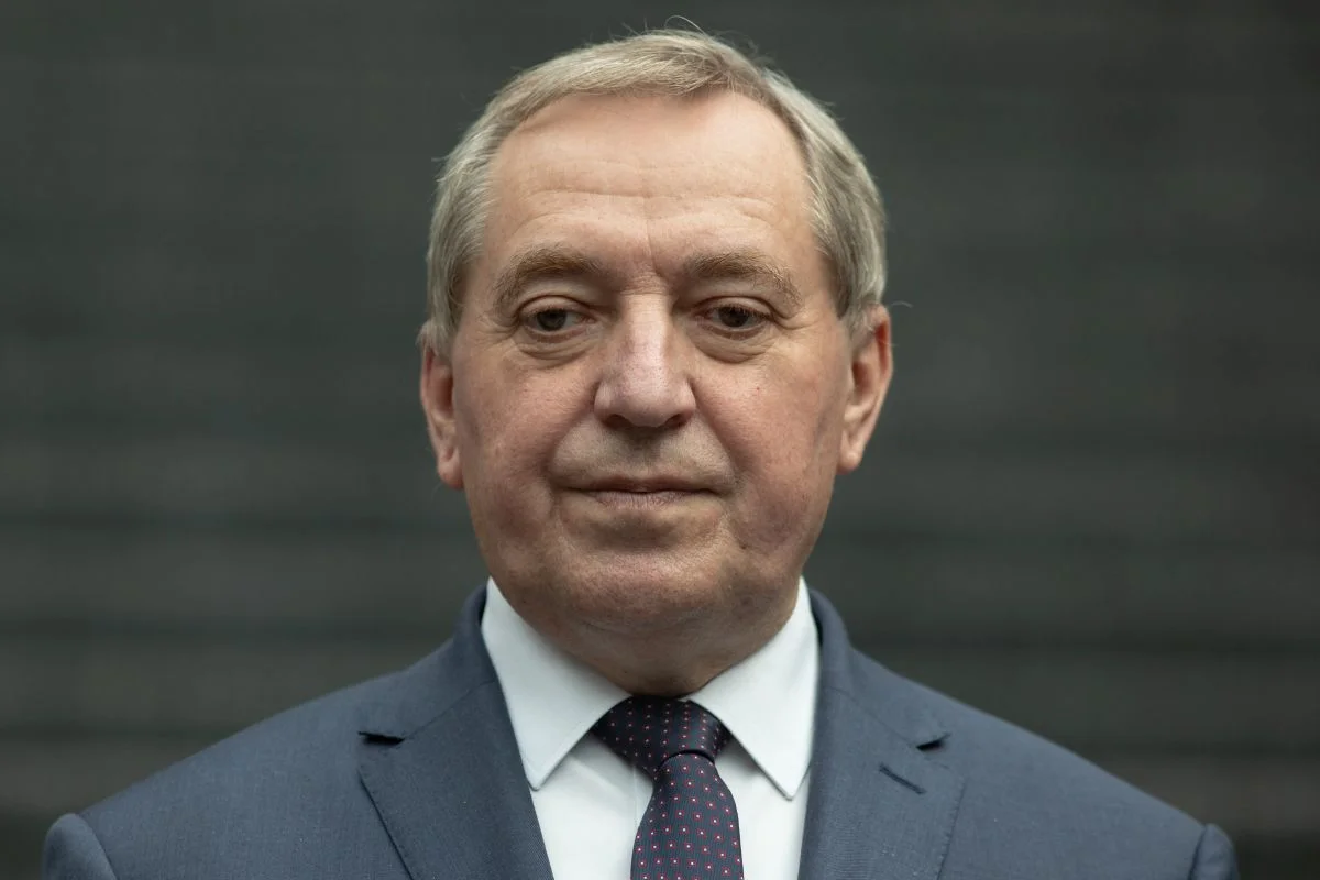 Minister Henryk Kowalczyk na cel obrał foliowe torebki. Sprzedawcy kantują, budżet nie otrzymuje z parapodatku tyle pieniędzy, ile oczekują rządzący. Resort planuje wprowadzić odpłatność przy wszystkich foliówkach