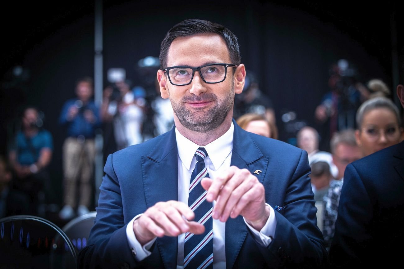 Prezes Obajtek pisze, że woli Orlen, który – za rządów PiS – zarabia średnio 6 miliardów złotych rocznie niż Orlen, który za czasów prezesa Jacka Krawca zarabiał średnio 360 milionów złotych rocznie. Ciekawe czy polscy kierowcy podzielają jego zdanie