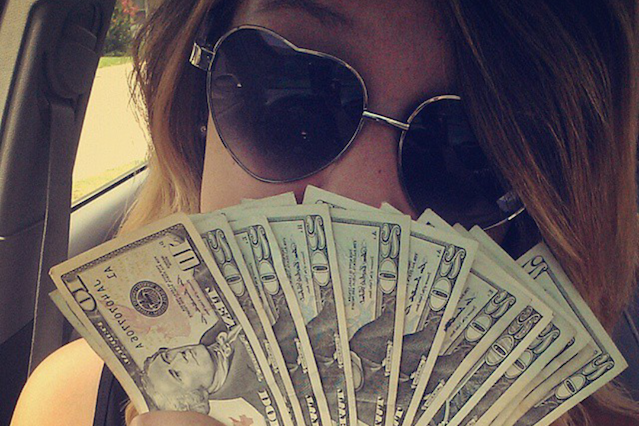 Chwalenie się pieniędzmi nie jest w dobrym tonie. Do tego ktoś może nas okraść.