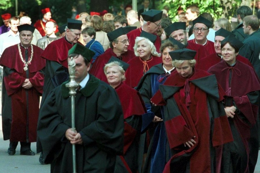 Na rozpatrzenie czeka m.in. ponad sto wniosków o przyznanie tytułu profesorskiego.