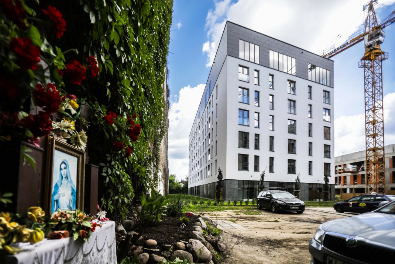 Kapliczka, nowy blok mieszkalny