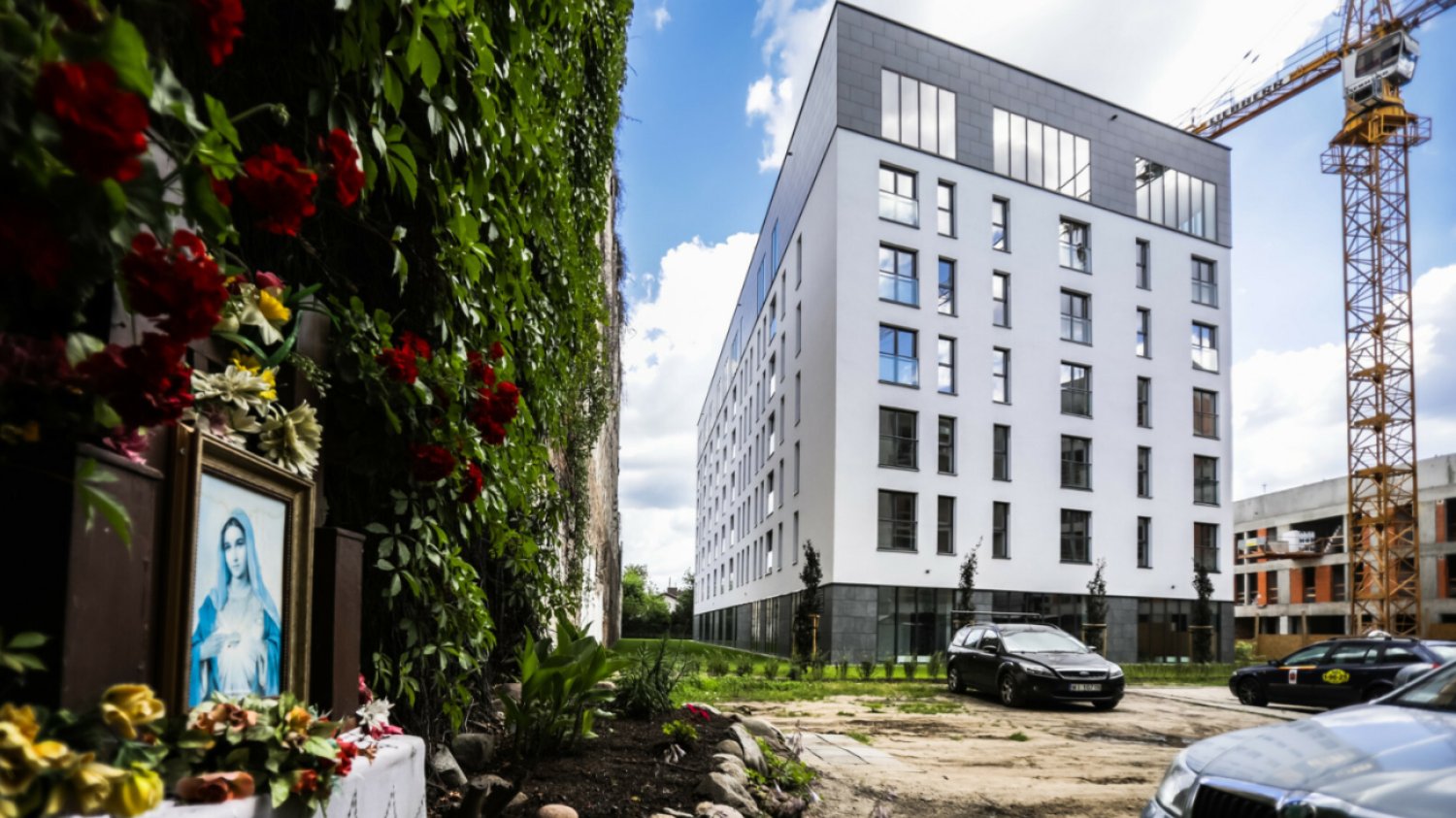 Kapliczka, nowy blok mieszkalny