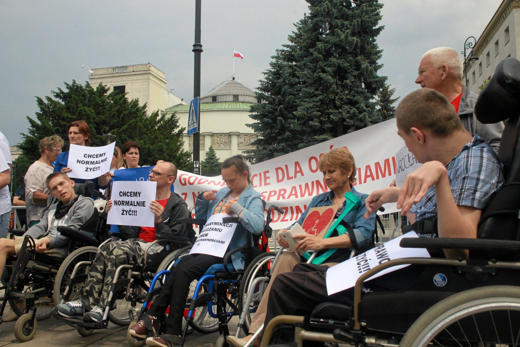 Rok temu niepełnosprawni i ich opiekunowie protestowali pod Sejmem, błagając o pomoc. Dziś otrzymują ją tydzień przed wyborami.