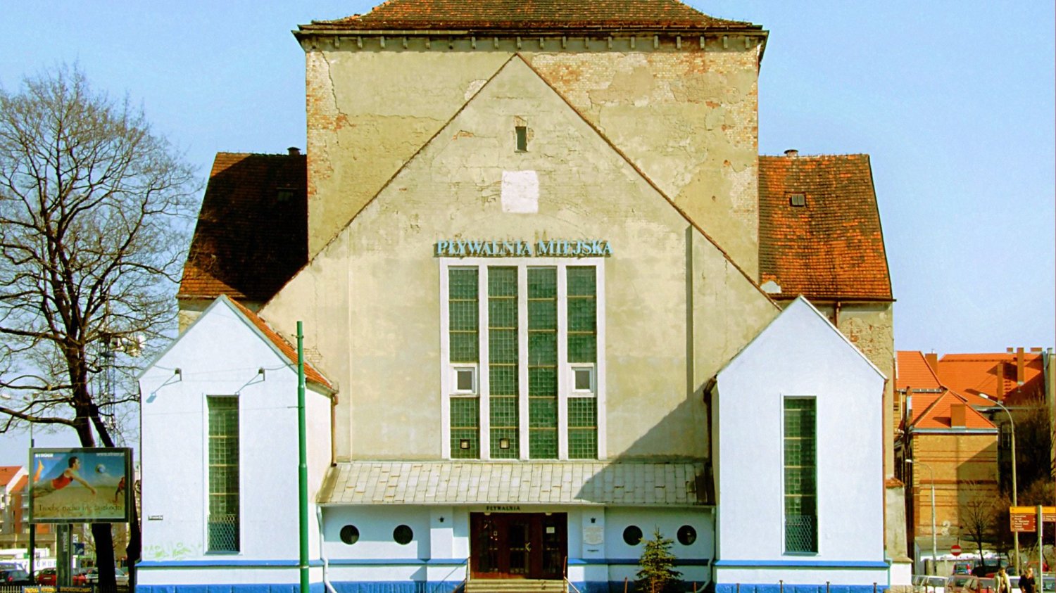 Słynny poznański budynek wystawiony na sprzedaż. Mieszkańcy stawali za nim murem Poznańska synagoga z 2007 roku, gdy jeszcze była miejską pływalnią. Zabytkowy budynek wystawiono na sprzedaż.