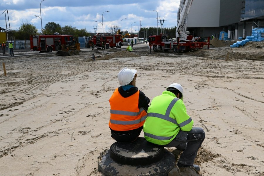 Strażacy i robotnicy po ugaszeniu pożaru Galerii Północnej.