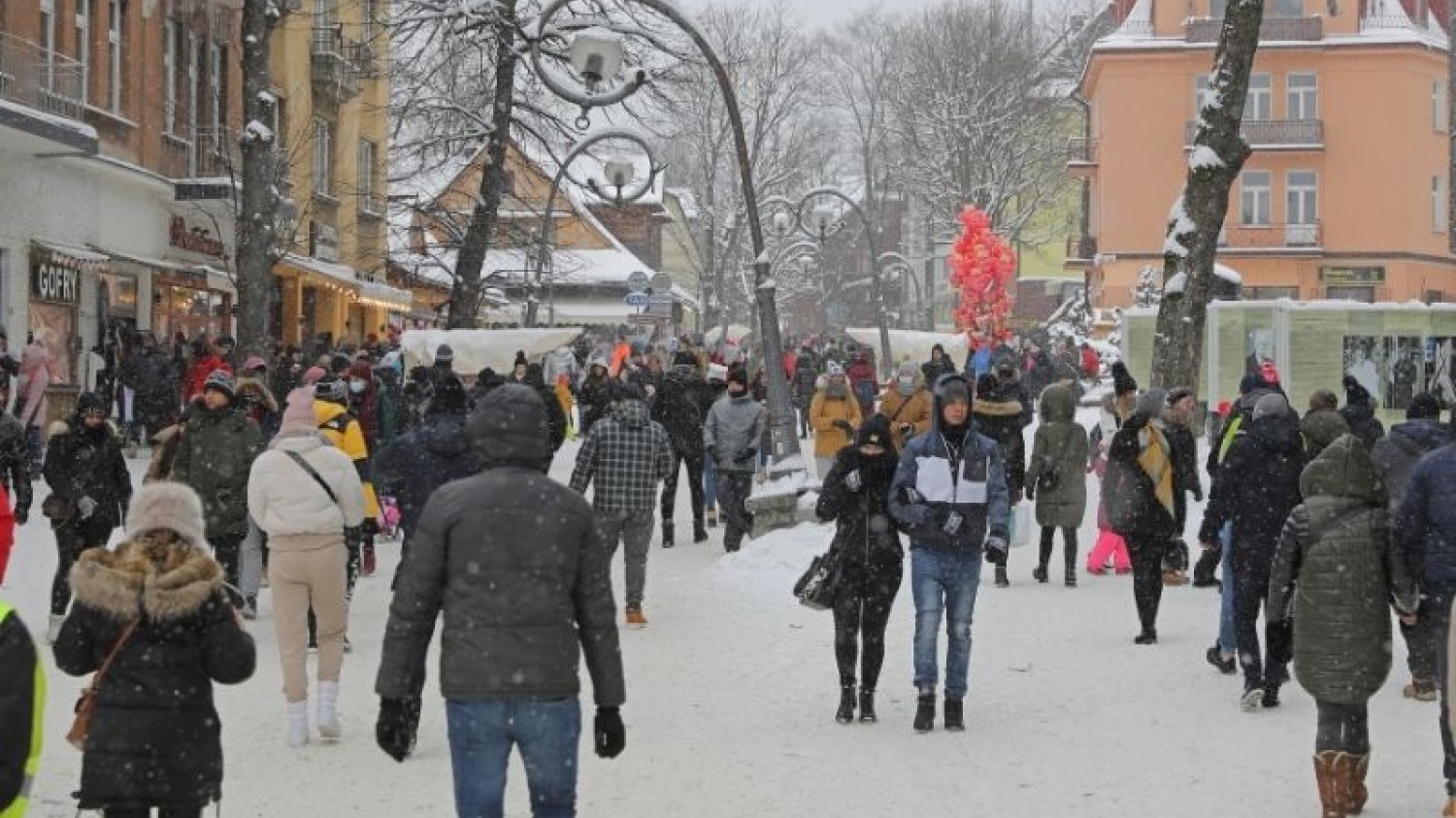Rząd rozważa powrót do części zniesionych w piątek 12 lutego obostrzeń.