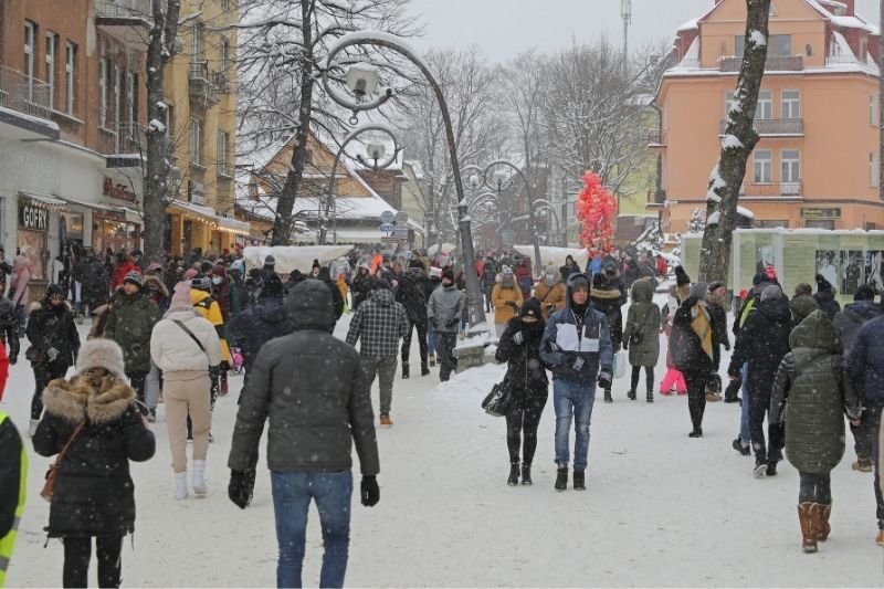 Rząd rozważa powrót do części zniesionych w piątek 12 lutego obostrzeń.