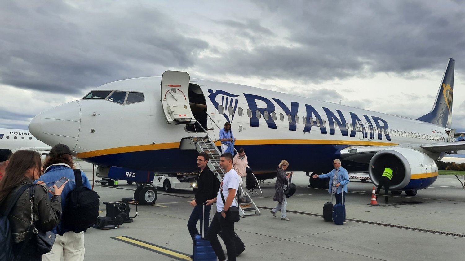 Ryanair ogłasza 4 nowe trasy z Wrocławia na lato 2026. Dolny Śląsk będzie pękać w szwach. Samolot Ryanair na lotnisku we Wrocławiu.