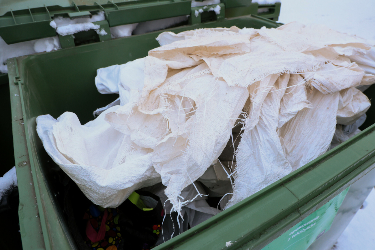 Ministerstwo Klimatu i Środowisko poinformowało PAP, że “odpadami komunalnymi są wszystkie tekstylia, a ich stan (czyste czy brudne) nie ma dla selektywności znaczenia”.