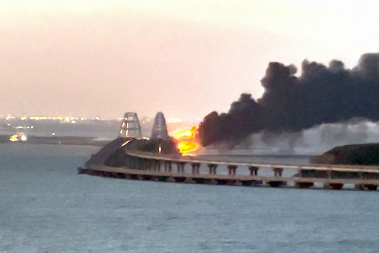 Zniszczony most Krymski był najważniejszą przeprawą dla wojska i zaopatrzenia