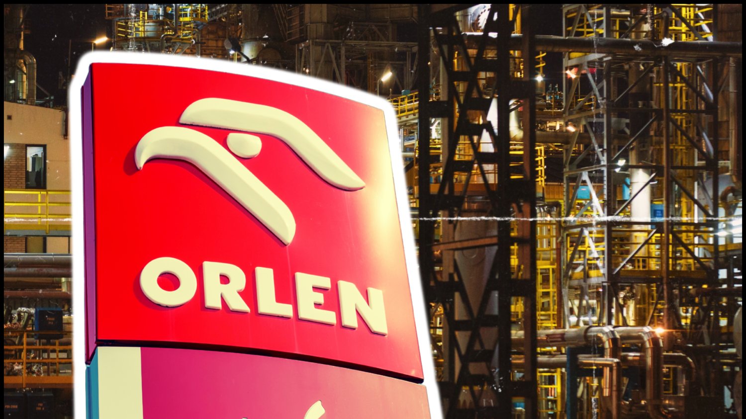W tle rafineria w Płocku. Z przodu logo Orlen na banerze.
