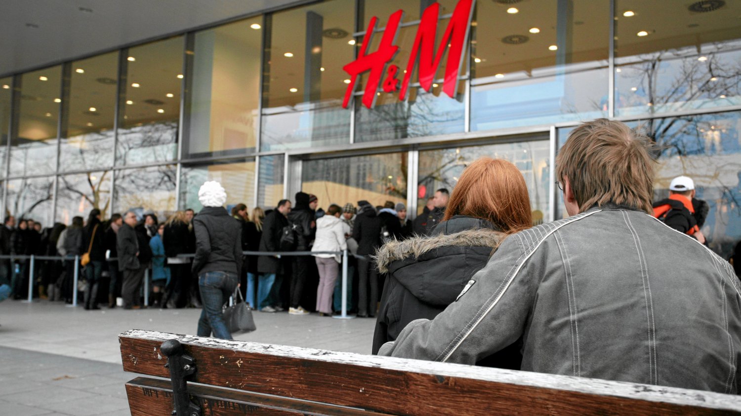 Akcje szwedzkiego giganta modowego H&M są na najniższym poziomie od wielu lat.