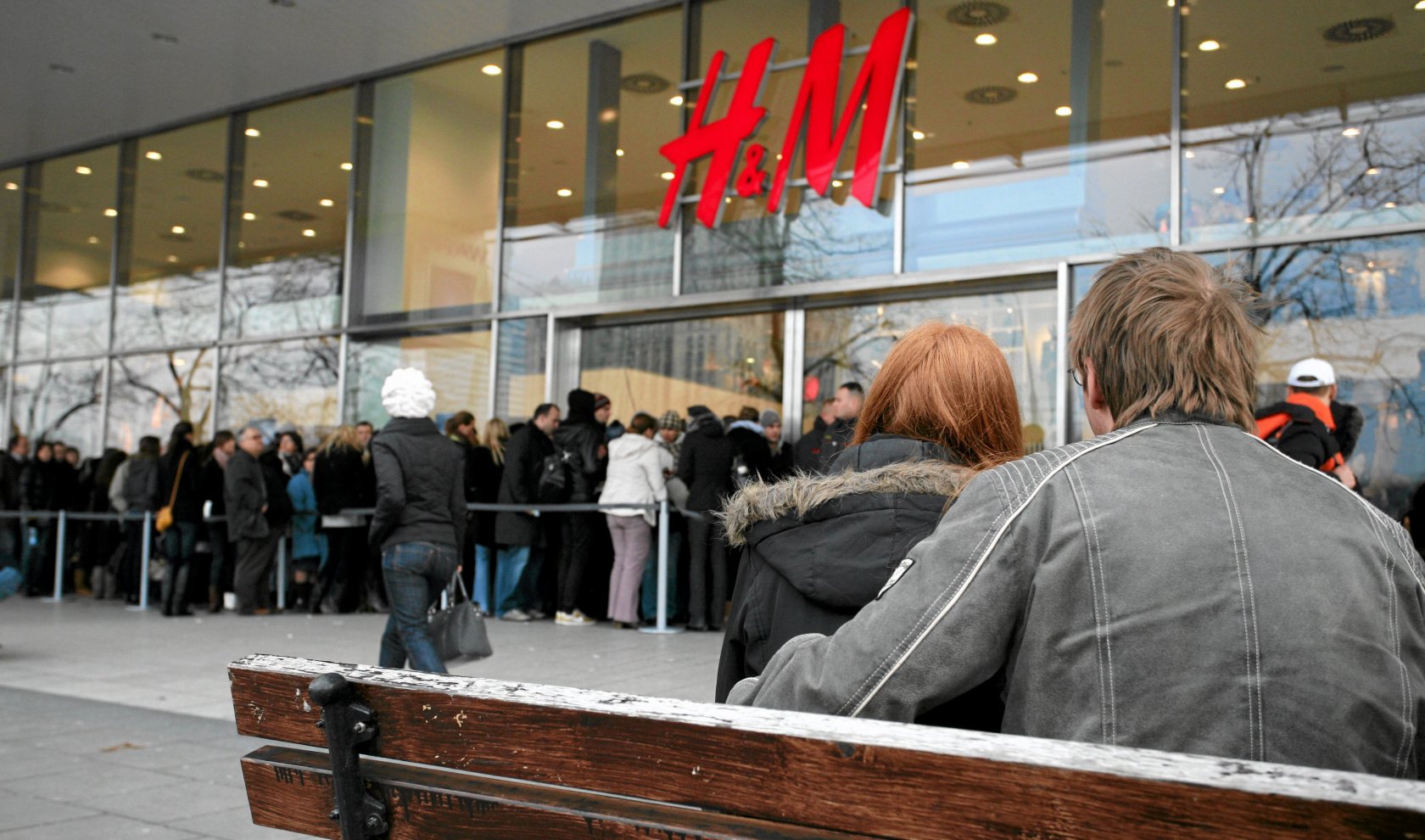 Akcje szwedzkiego giganta modowego H&M są na najniższym poziomie od wielu lat.