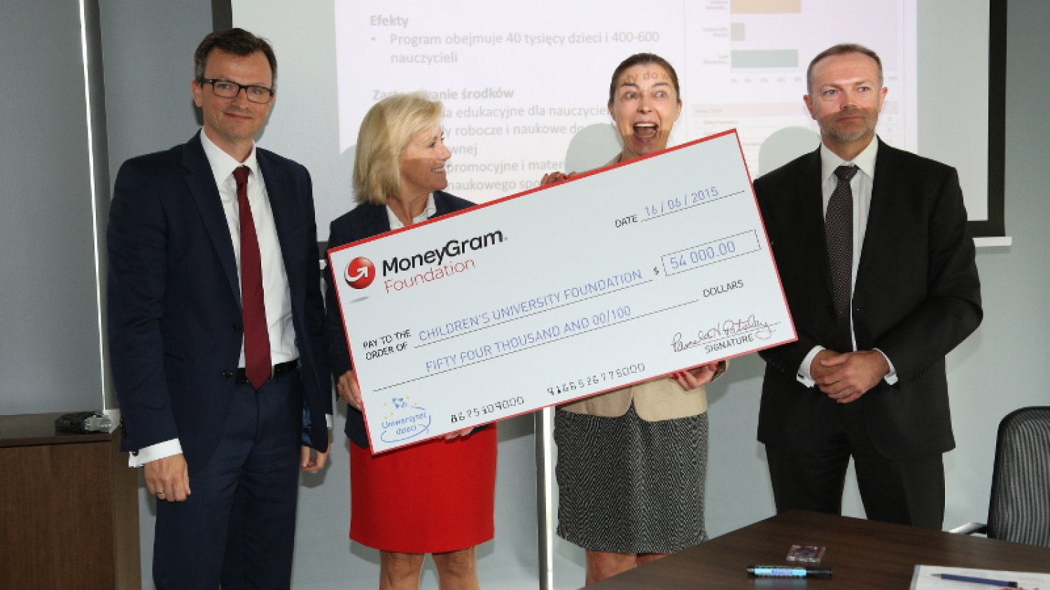 Wielka radość Anny Grąbczewskiej z Zarządu Fundacji Uniwersytet Dzieci w chwili przekazania na jej ręce nagrody Fundacji MoneyGram.