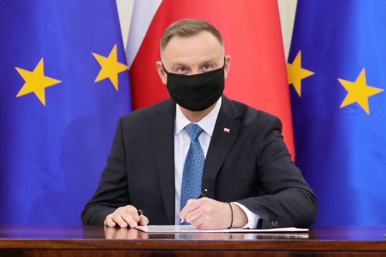 Prezydent Andrzej Duda składa podpis