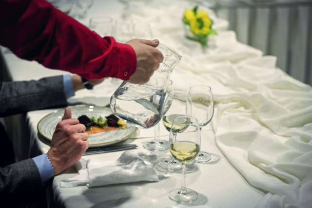 W naszym kraju restauratorzy wciąż lubią krzyknąć sobie za butelkę z wodą zamawianą do obiadu niemałe pieniądze