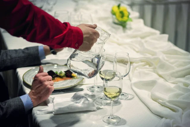 W naszym kraju restauratorzy wciąż lubią krzyknąć sobie za butelkę z wodą zamawianą do obiadu niemałe pieniądze