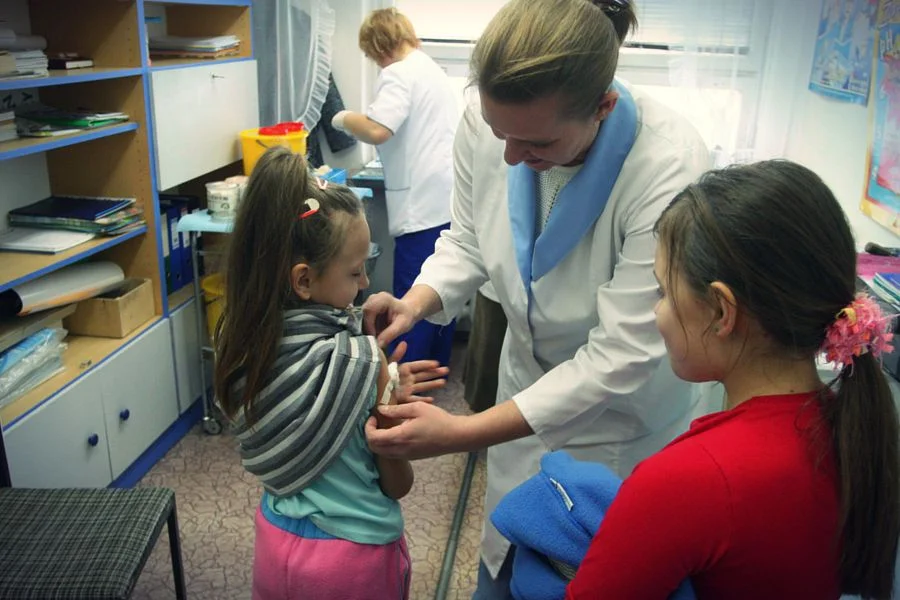 Naukowcy chcieliby też wzmóc promocję szczepień nieobowiązkowych, np. grypy, na którą zaszczepiło się przed ostatnim sezonem zaledwie 3,44 proc. Polaków.