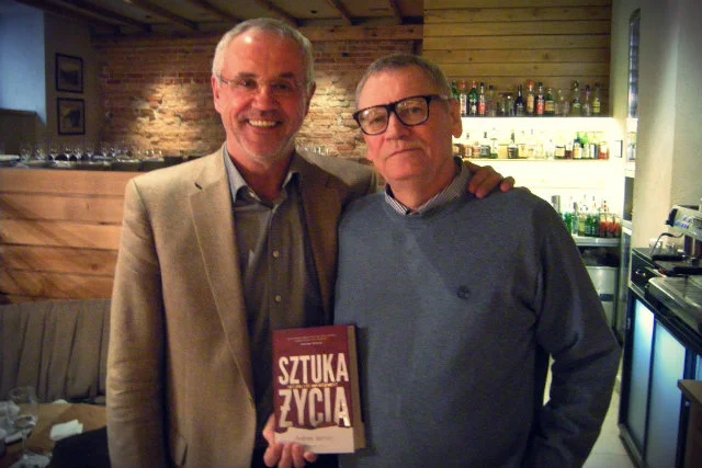 Andrzej Jeznach z przyjacielem promuje książkę Sztuka życia