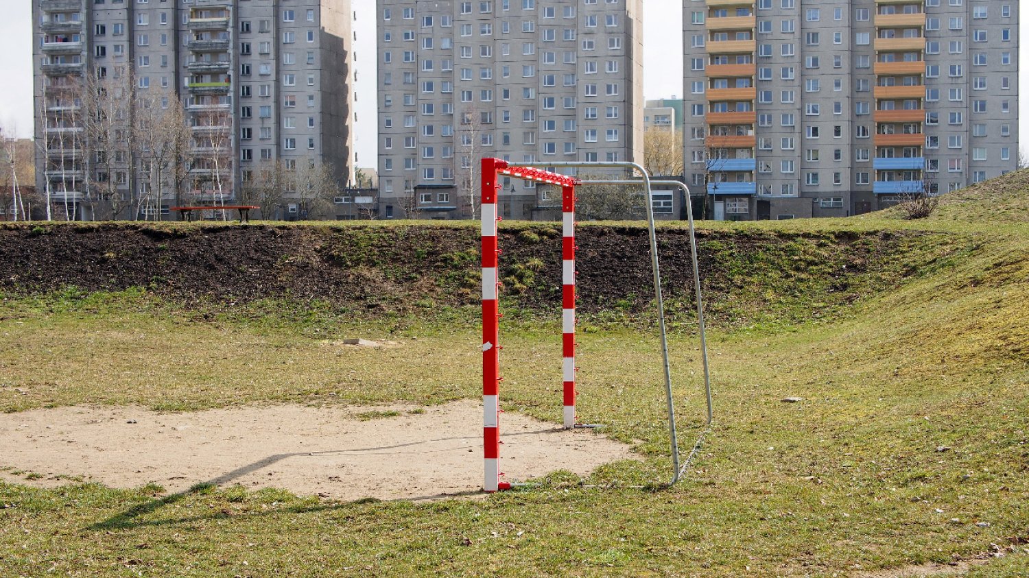 puste boisko piłkarskie na polskim osiedlu starego typu